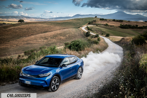 Ford Capri – front three-quarter, blue on a country road